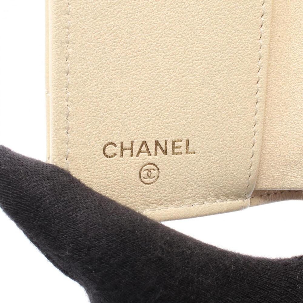 CHANEL White Leather Wallet - Picture 5 of 8